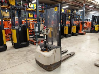Stacker com condutor a pé Crown WF3000 10