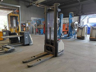 Stacker com condutor a pé Crown WF3000 1.2