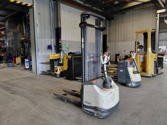 Stacker com condutor a pé Crown WF3000 1.2