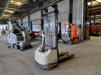 Stacker com condutor a pé Crown WF3000 1.2