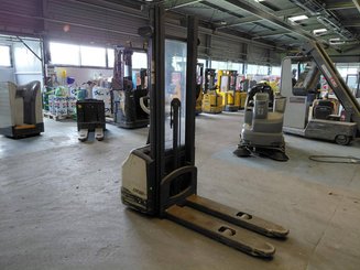 Stacker com condutor a pé Crown WF3000 1.2