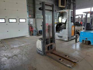 Stacker com condutor a pé Crown WF3000 1.2