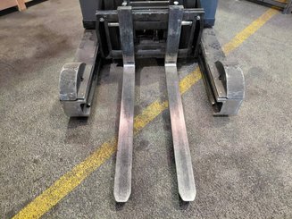 Empilhador retráctil Hyster HYR2.0