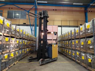 Empilhador retráctil Hyster HYR2.0