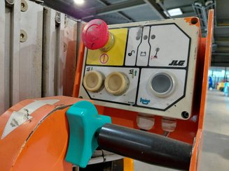 Plataforma com mastro vertical JLG TOUCANDUO