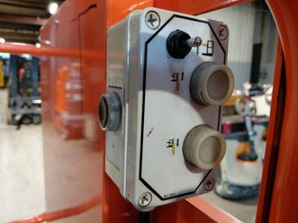 Plataforma com mastro vertical JLG TOUCANDUO