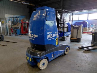 Plataforma com mastro vertical Upright MB20N