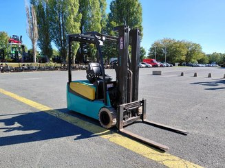 Empilhador de contrapeso 3 rodas Yale ERP18VTL