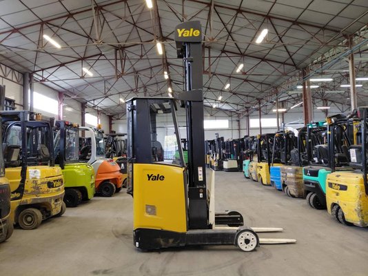 Empilhador retráctil Yale MR14 - 1